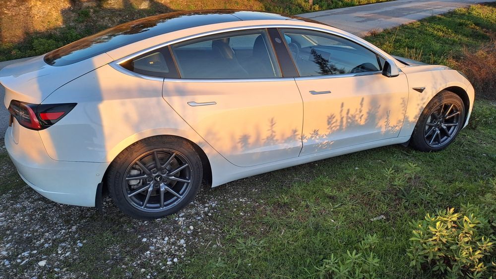 Tesla Model 3 Automovel de garagem