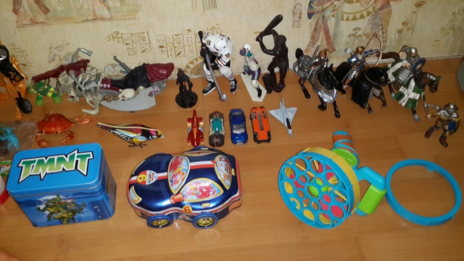 Різні іграшки, сучасні і ретро