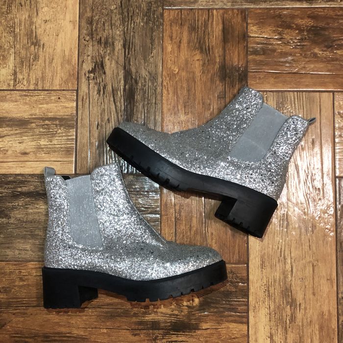 Челсі Asos черевики жіночі на тракторній підошві блискучі срібні 28 см