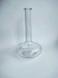 Butelka w fikuśnym kształcie, wazon z cienką szyjką
