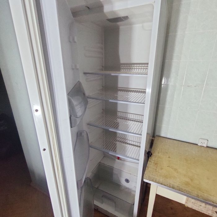 Холодильник без морозилки працює