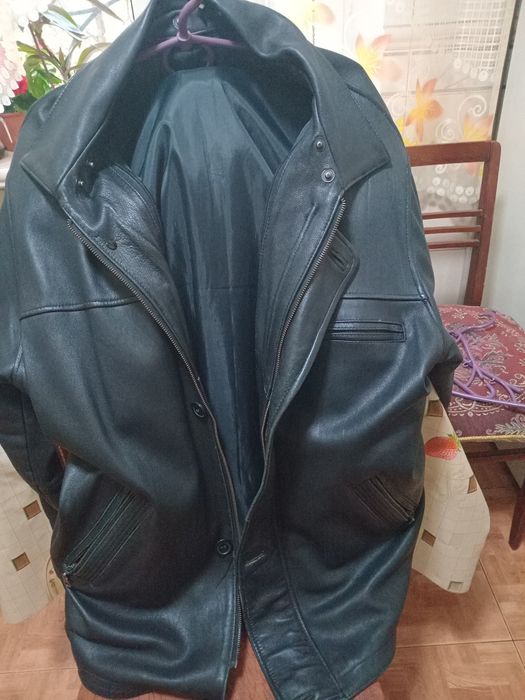 Продам кожану куртку осіню 50 розміру чорна в отличьном состоянии за
