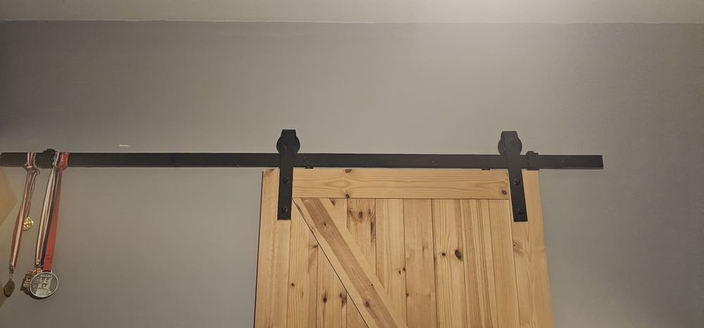 Drzwi drewniane przesuwne na szynie