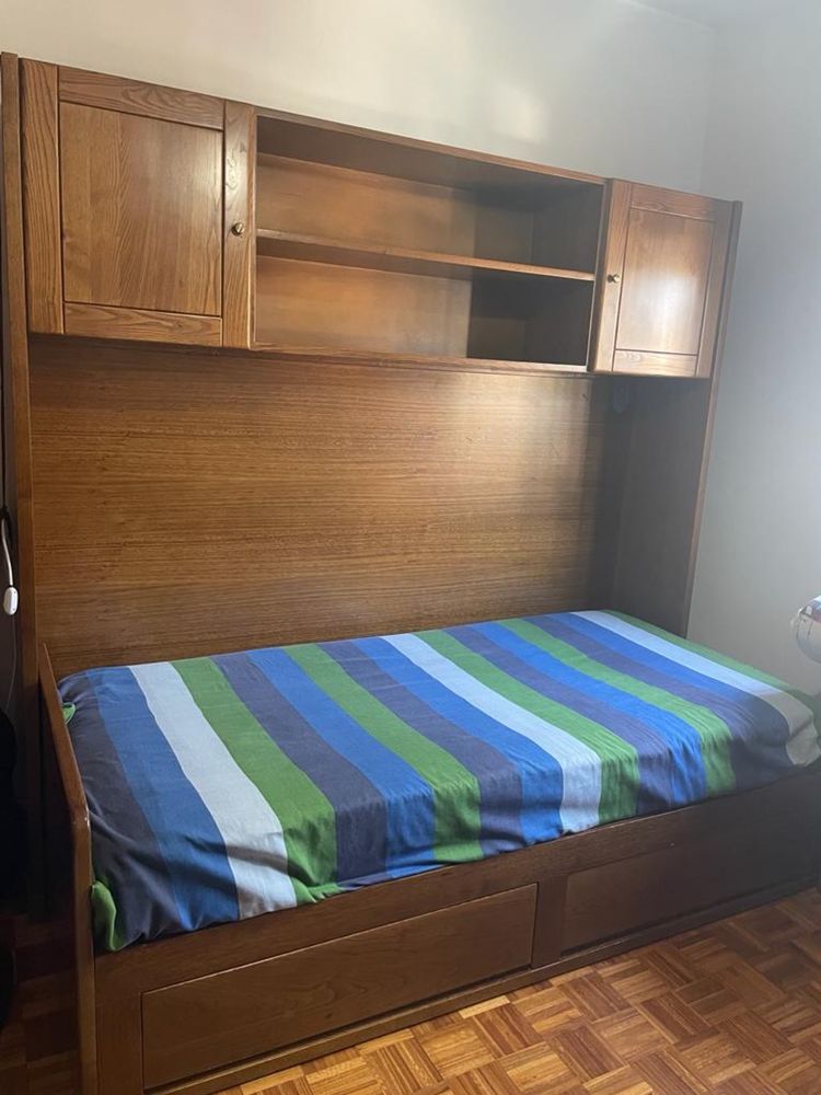 Cama com estrado e armário