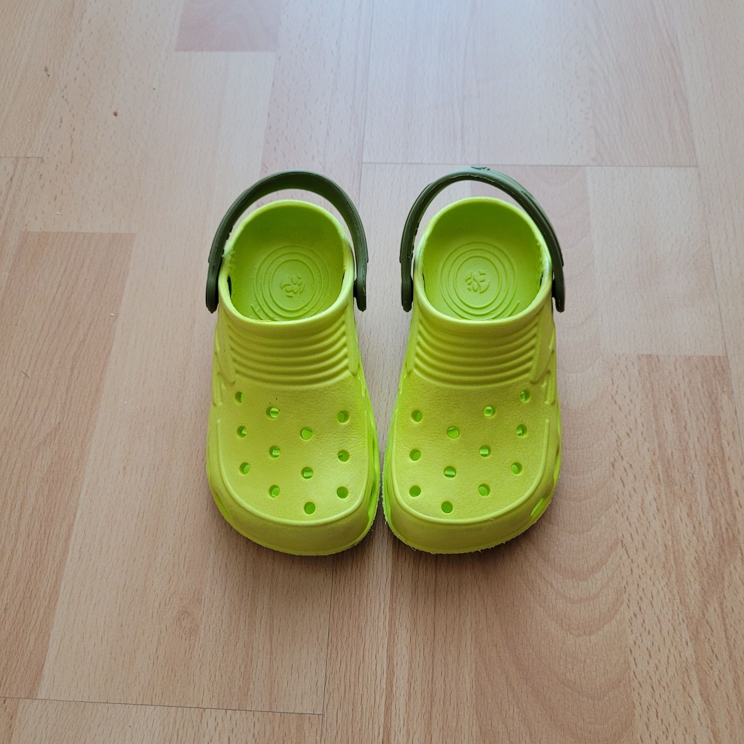 26 klapki typu crocs, na basen i nie tylko