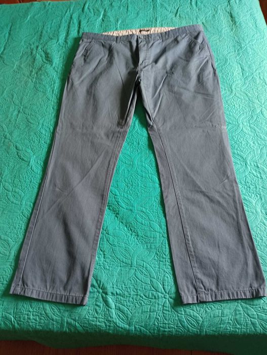 Três Pares de Calças de Homem