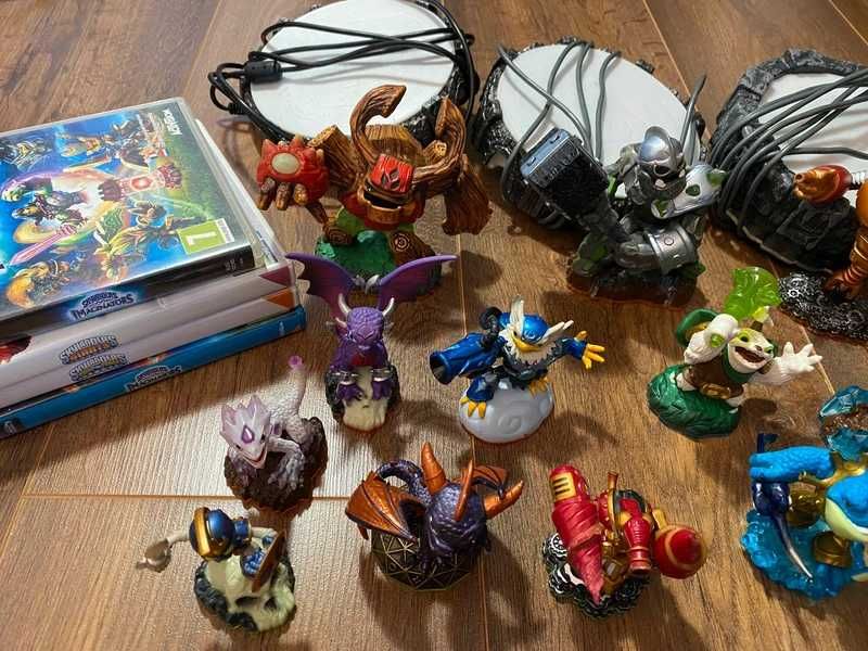 Skylanders lot 16 figures, 4 games, 4 portals, stickers, cards