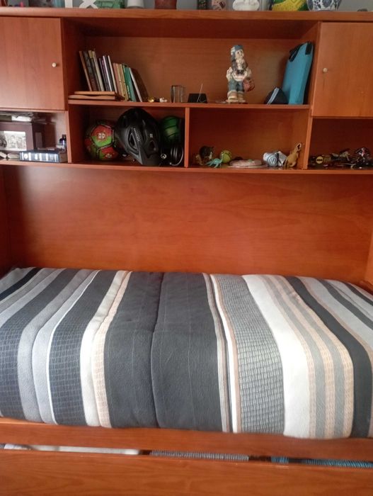 Cama de solteiro com estante em cerejeira
