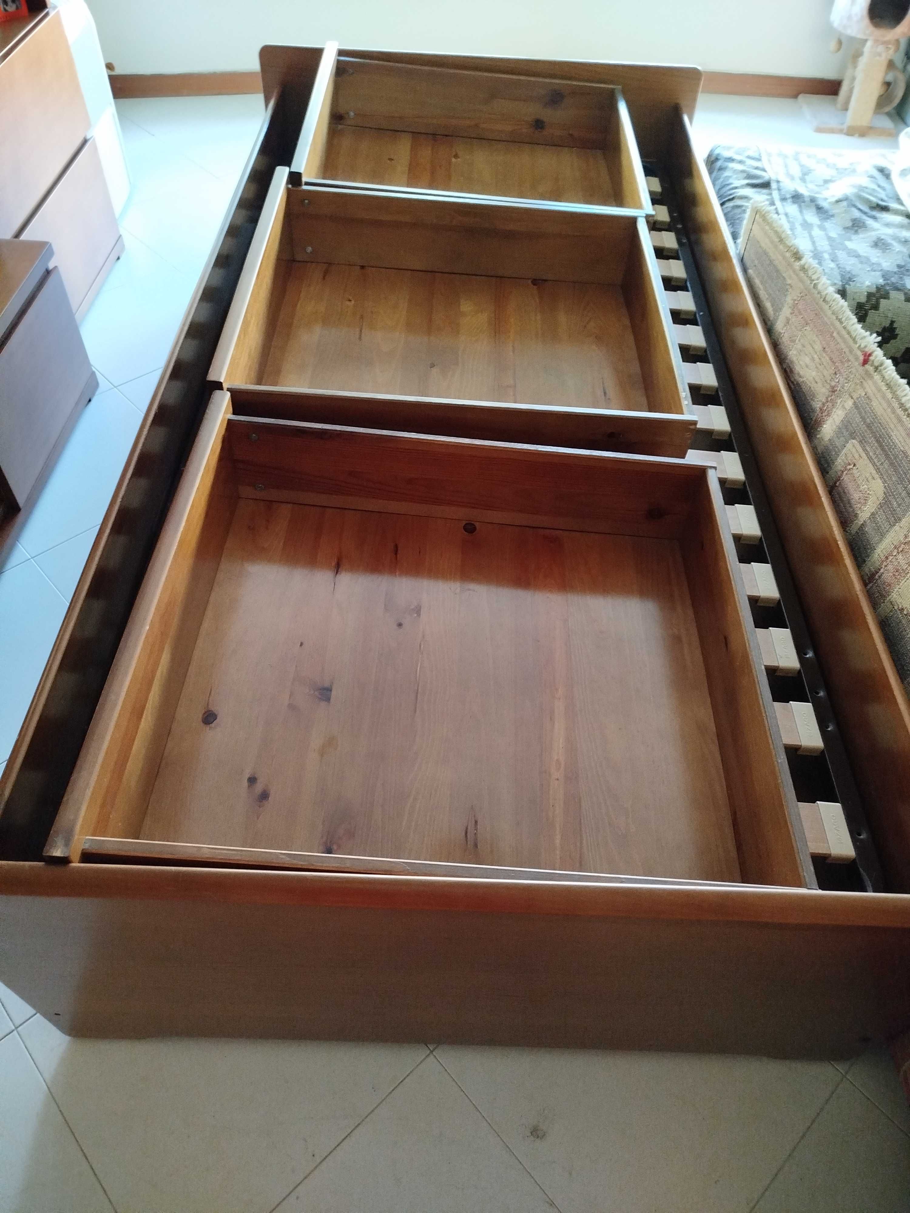 Cama de solteiro em pinho maciço