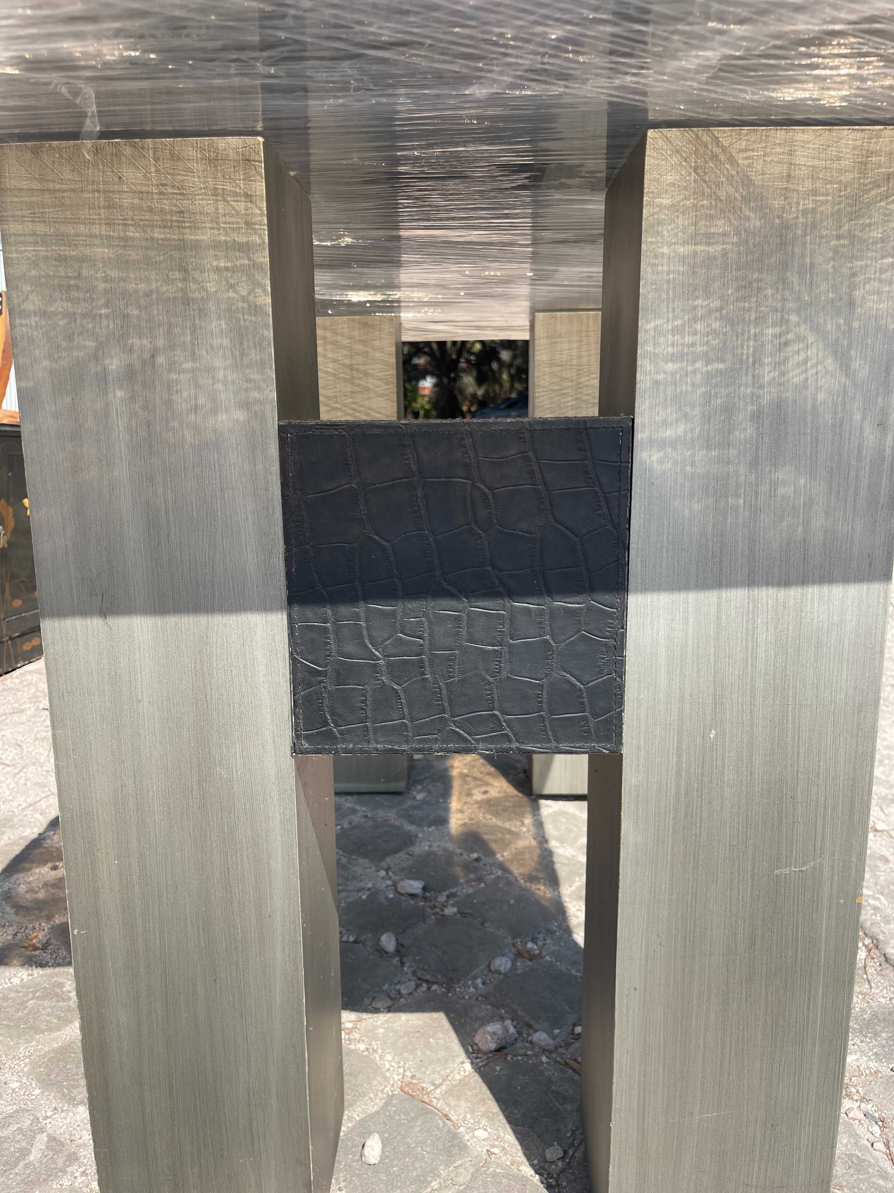 Mesa de Jantar Moderna com Tampo em Vidro Preto fumado
