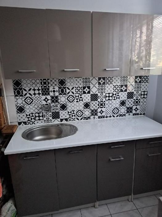 Zestaw mebli kuchennych plus stół do kuchni