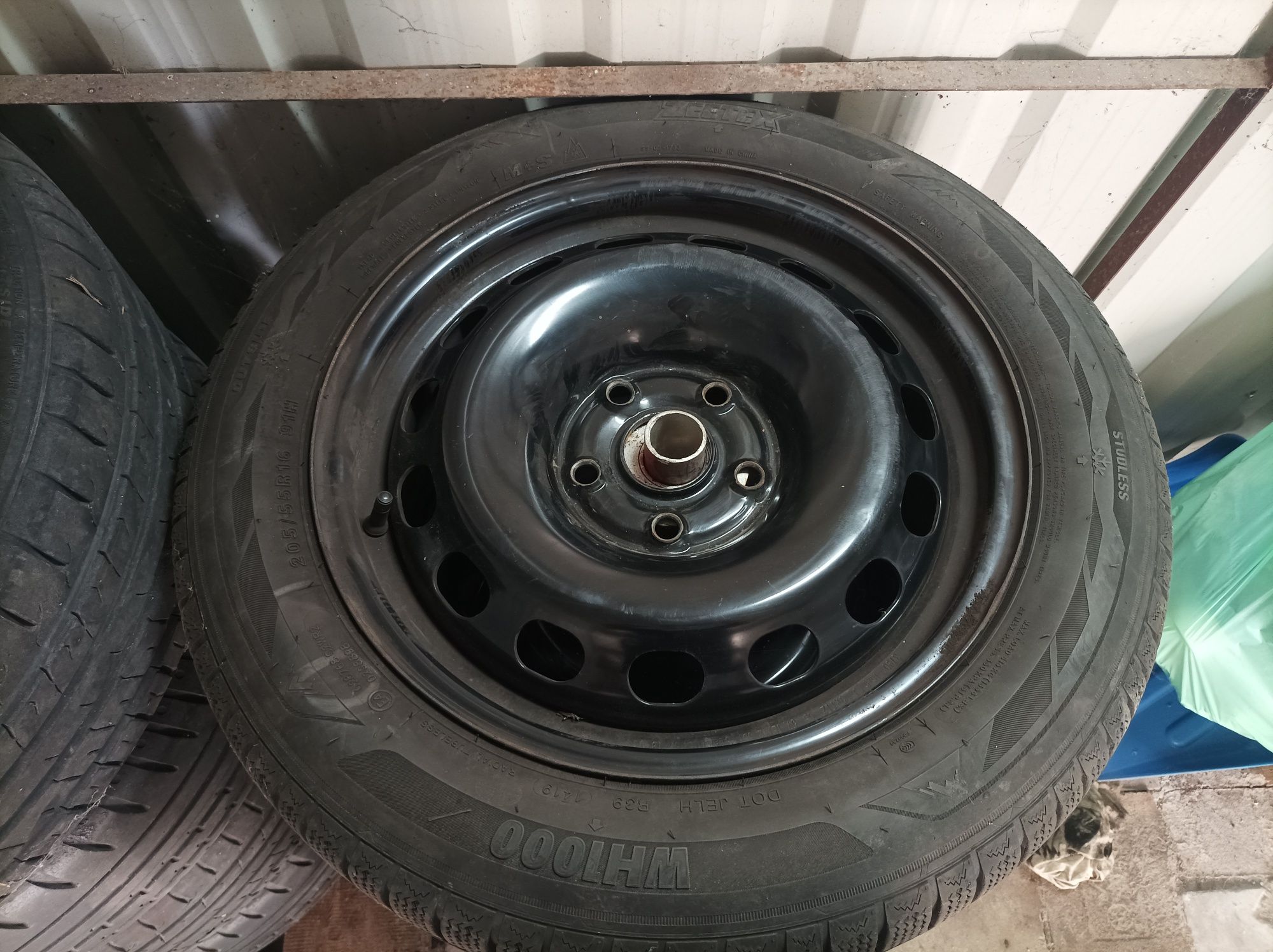 Opony zimowe z felgami 5x112 205/55 R16