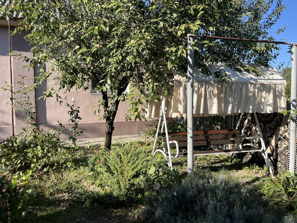Доглянутий цегляний будинок