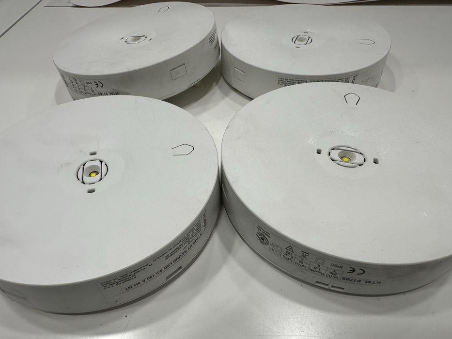 Lampy awaryjne 4 sztuki, założone do lokalu przez 1 rok, 100% sprawne
