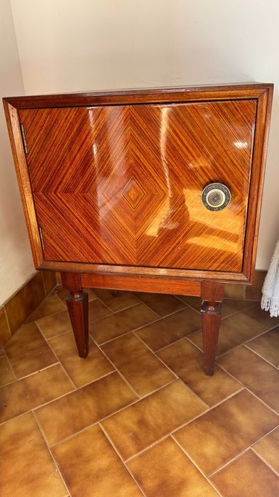 Mobília de quarto de casal antiga em muito bom estado
