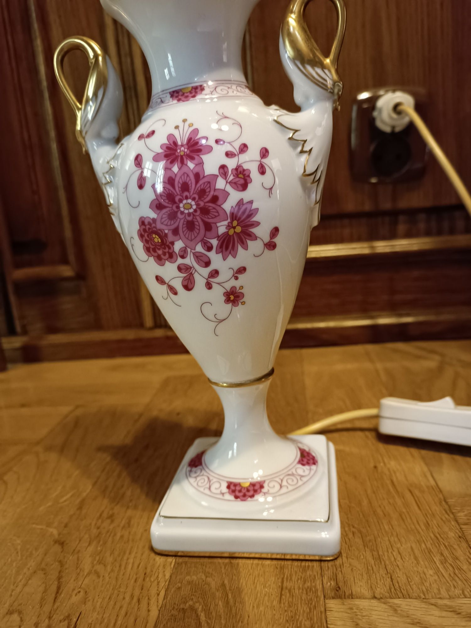 Przepiękna lampa/amfora stojąca z motywem łabędzi.Porcelana Alka Kunst