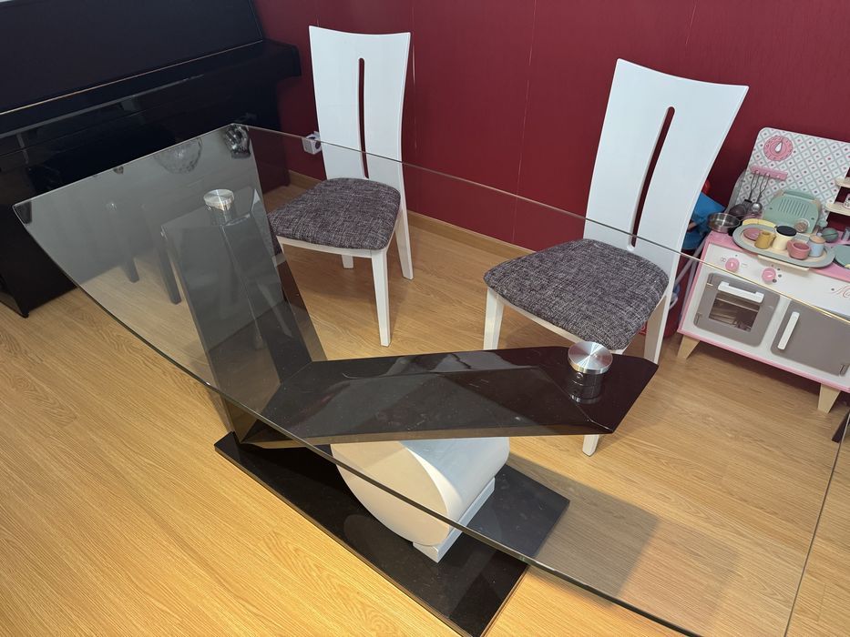 Mesa de sala com tampo em vidro e 4 cadeiras