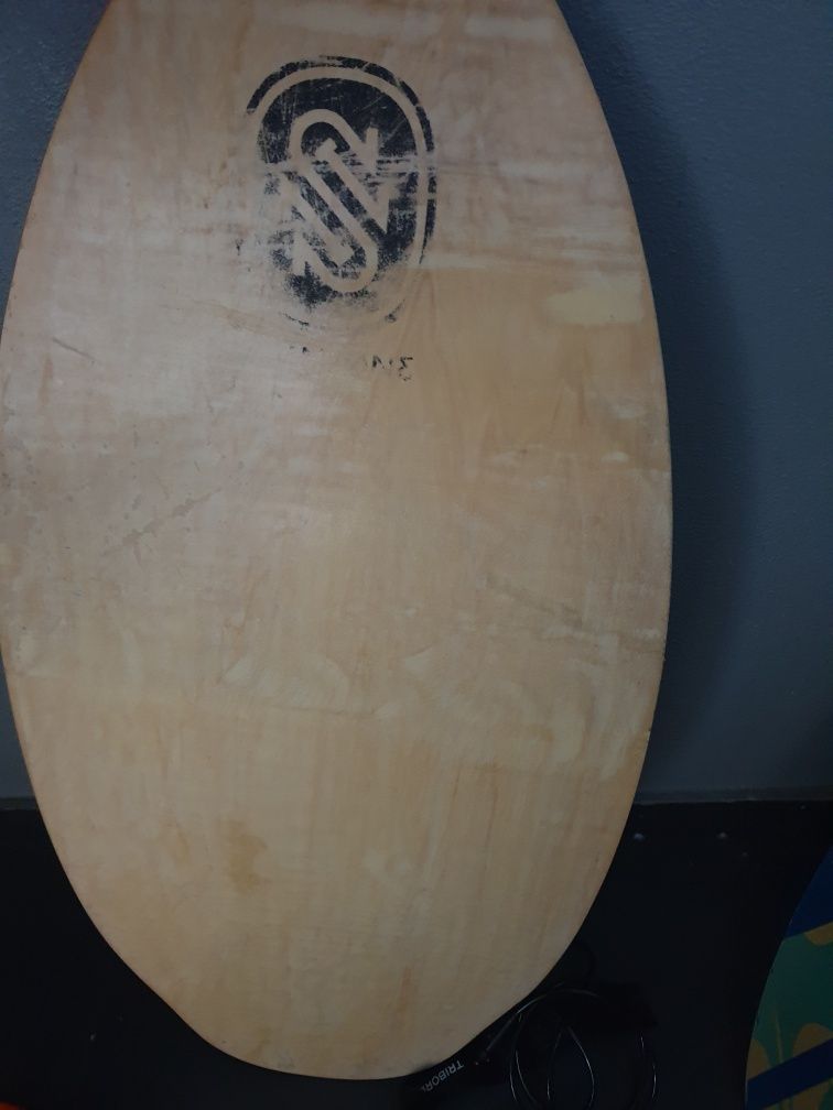 Três pranchas de skiming board