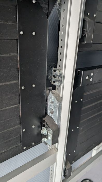 Prateleiras rebatíveis para carrinha de transporte