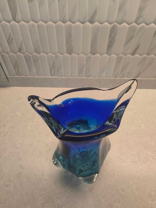 Niebieski wazon w stylu Murano