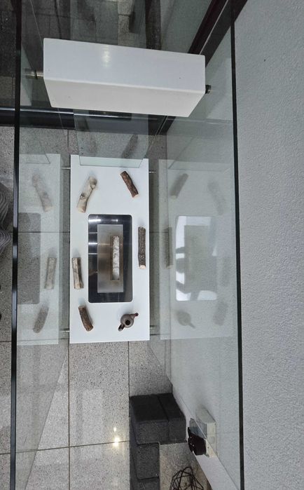 Duży wolnostojący kominek na biopaliwo