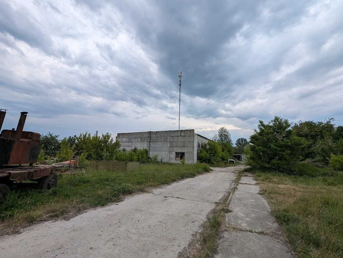 Продам виробничу базу 1300 кв.м. на приватизованій ділянці в 0.5 га