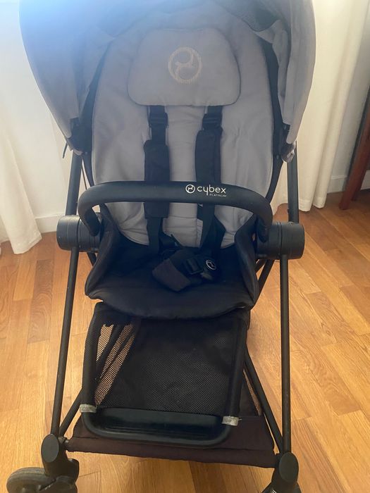 Carrinho passeio e ovo de transporte