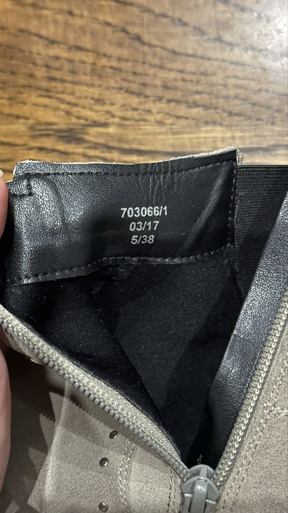 Казаки сапоги river island сірого кольору з декором 38р