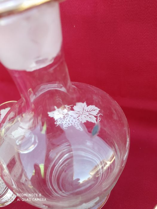 Garrafa em vidro com seis cálices  peq.defeito visível na foto