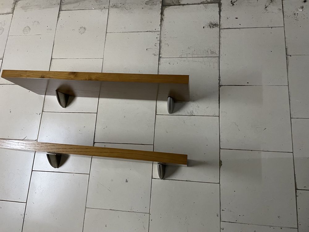 Prateleira massiças em cerejeira, c/ fixador metal (sala/escritorio)