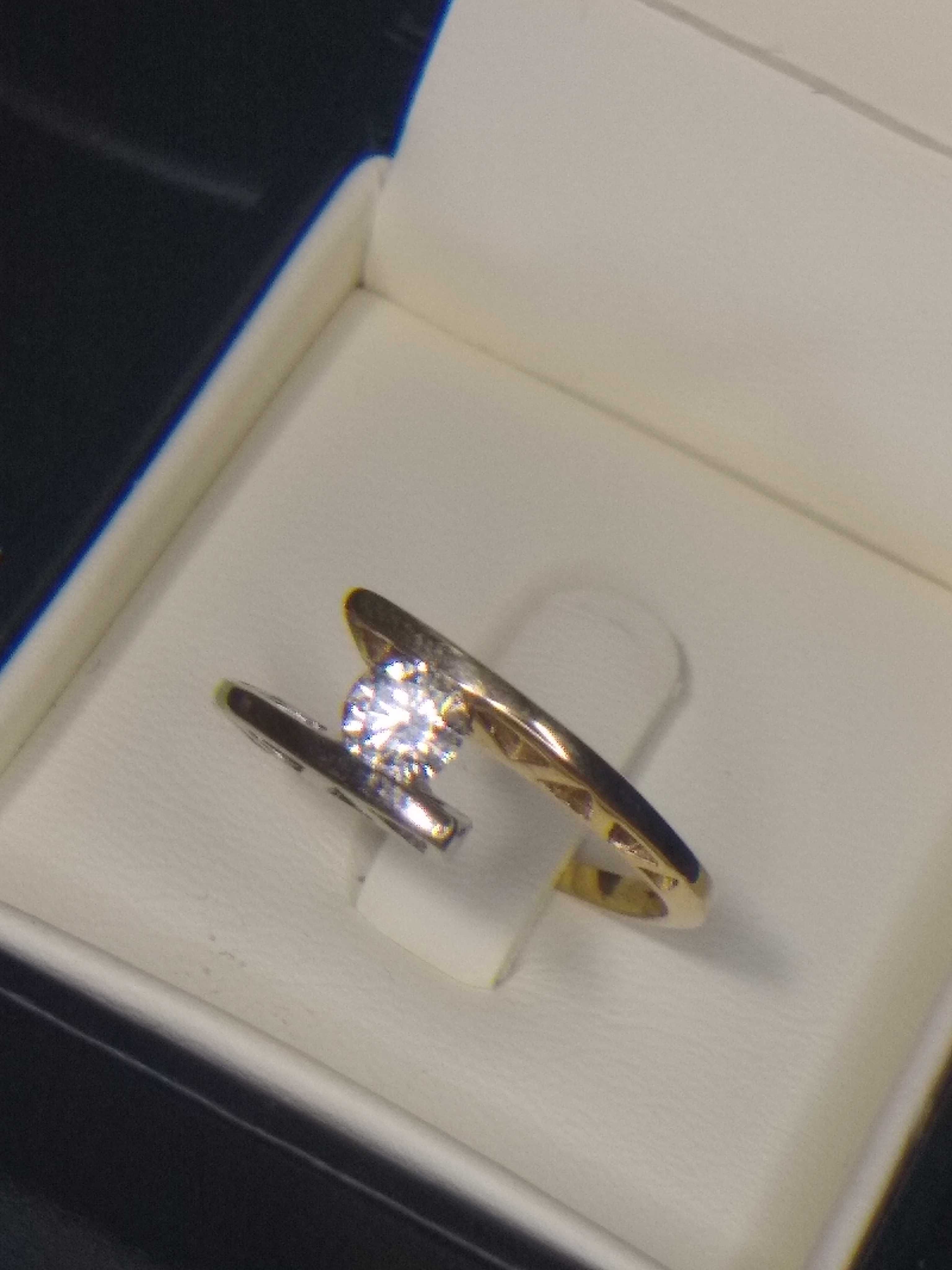 Złoty pierścionek 585 z brylantem 0,40ct (certyfikat )