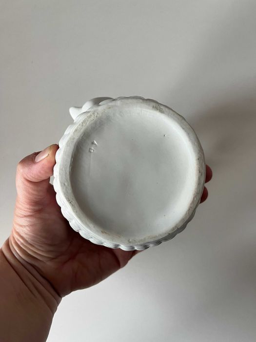 Biała, ceramiczna, ozdobna osłonka z kotkami