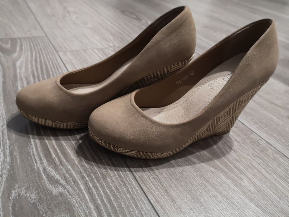 Buty na koturnie rozm. 37