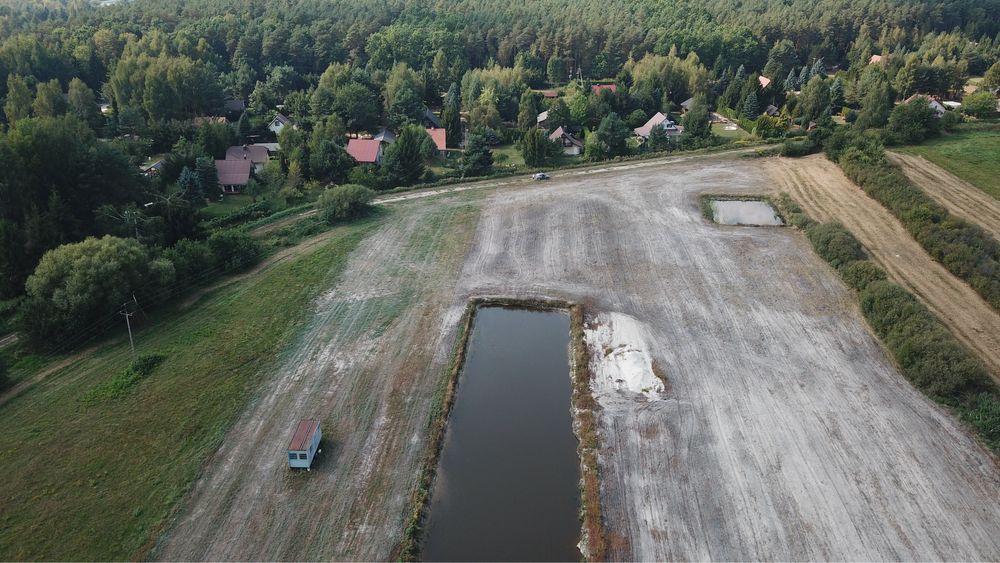 Dzialki w odlełości 400m od jeziora Krasne z dostepem do stawu.