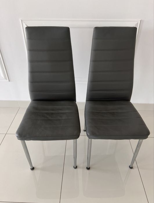 2 krzesla na metalowych nogach