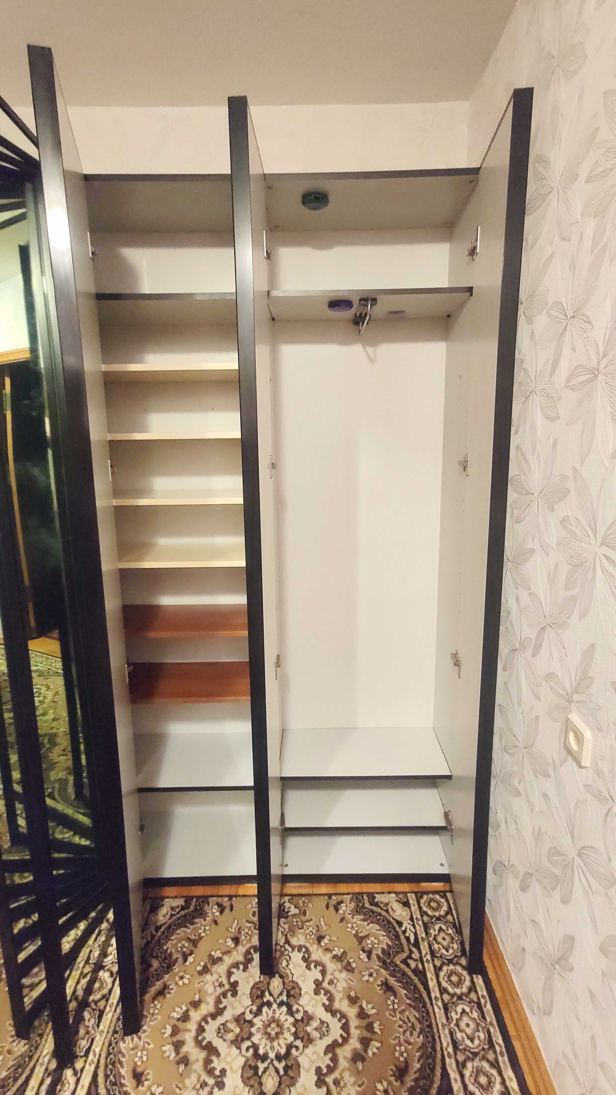Кутова гардеробна шафа