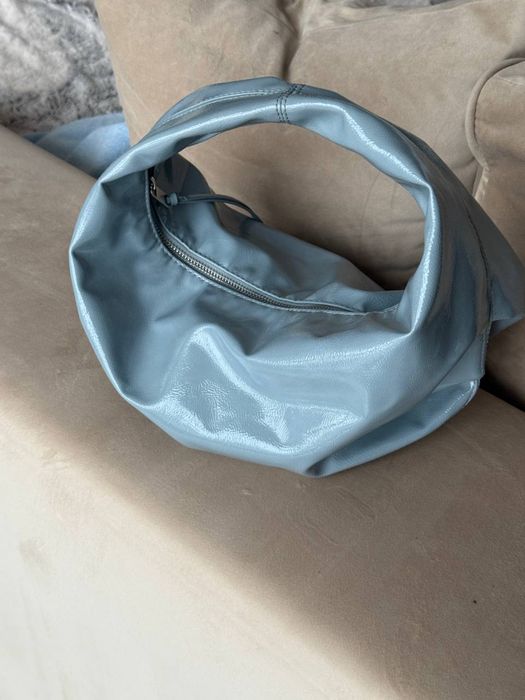 Голубая лаковая сумка Zara