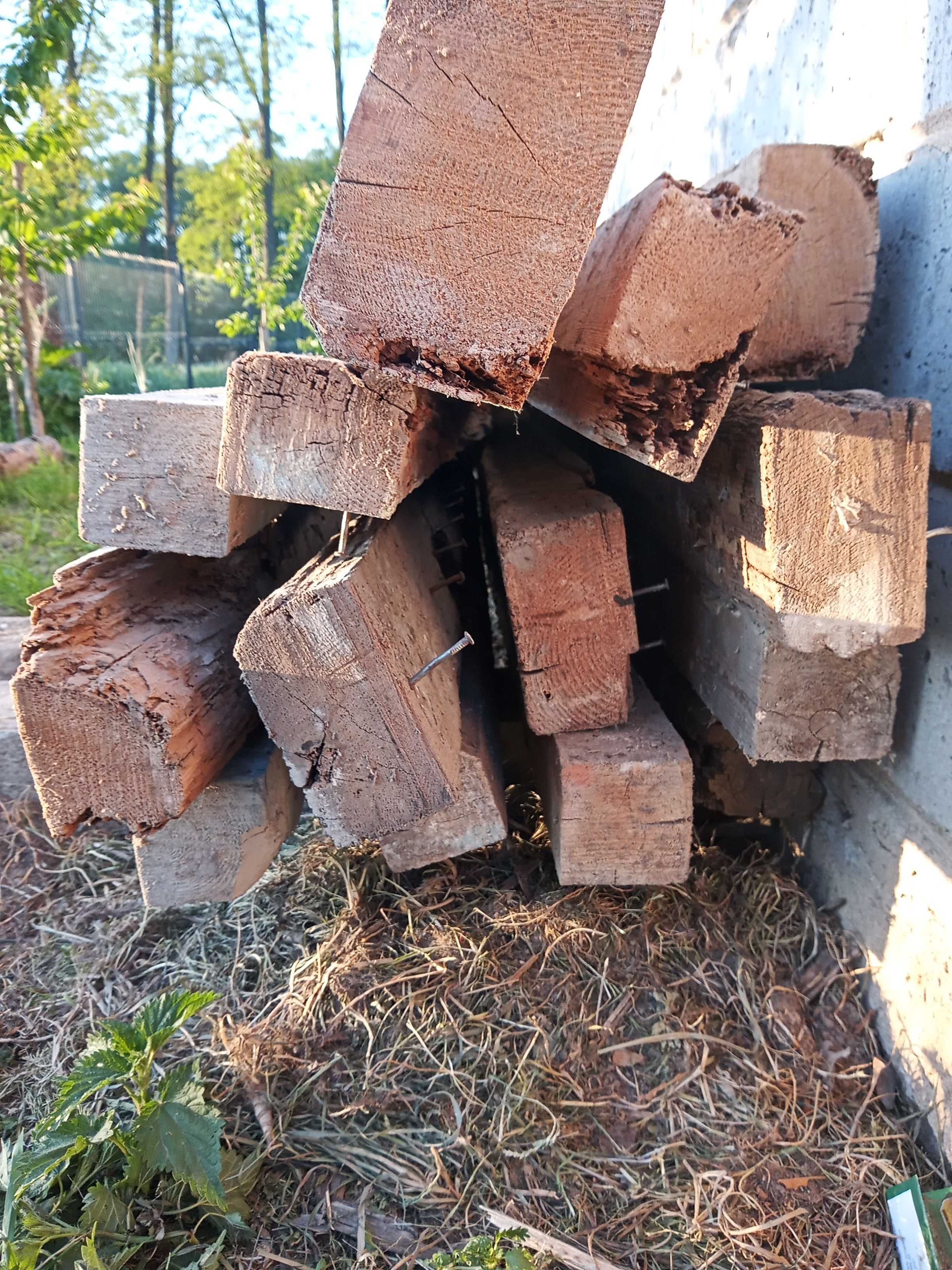 stare belki, deski podłogowe jako design domu, altan, mebli