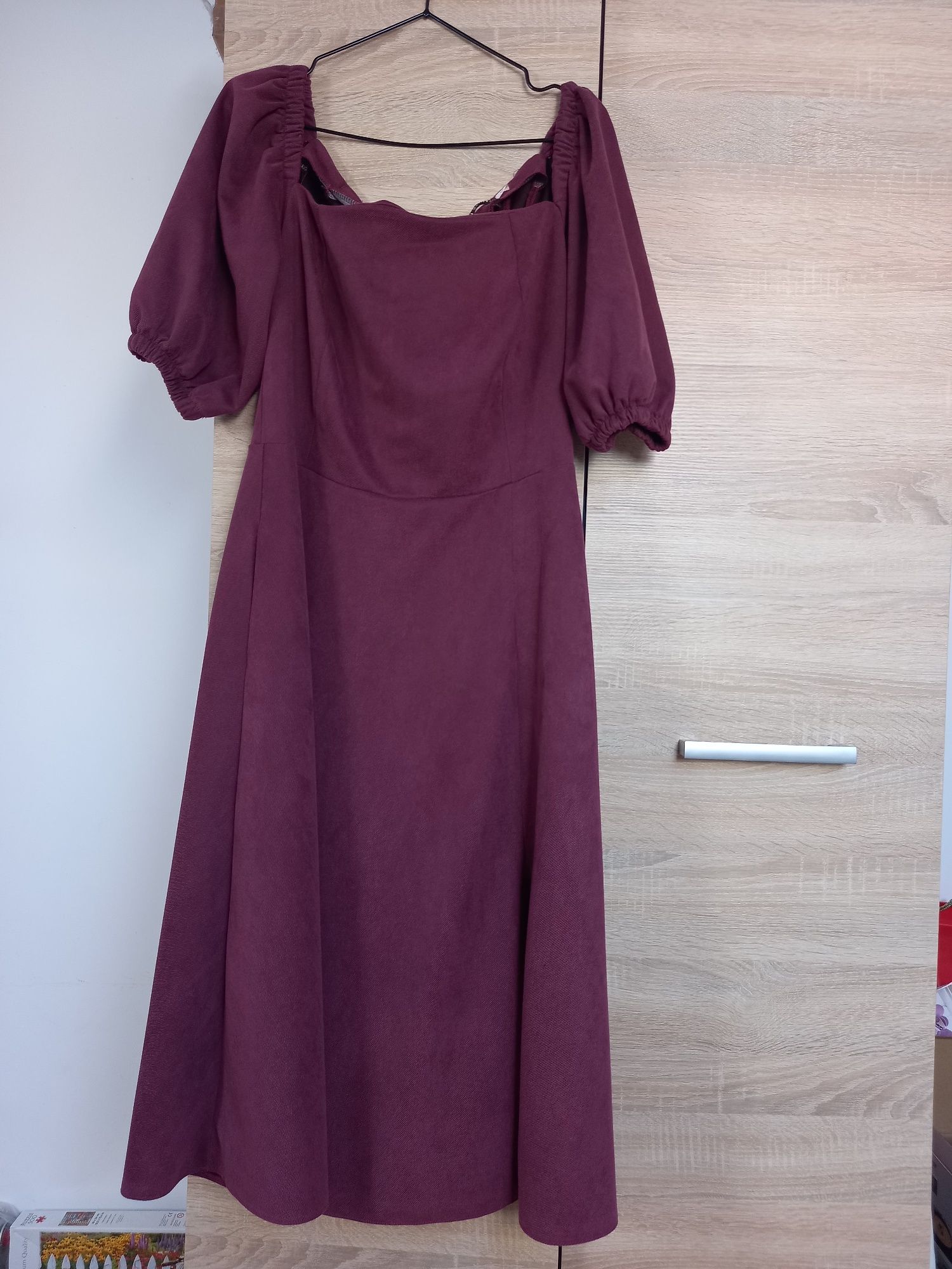 Bordowa elegancka sukienka z bufiastymi rękawami r. 40