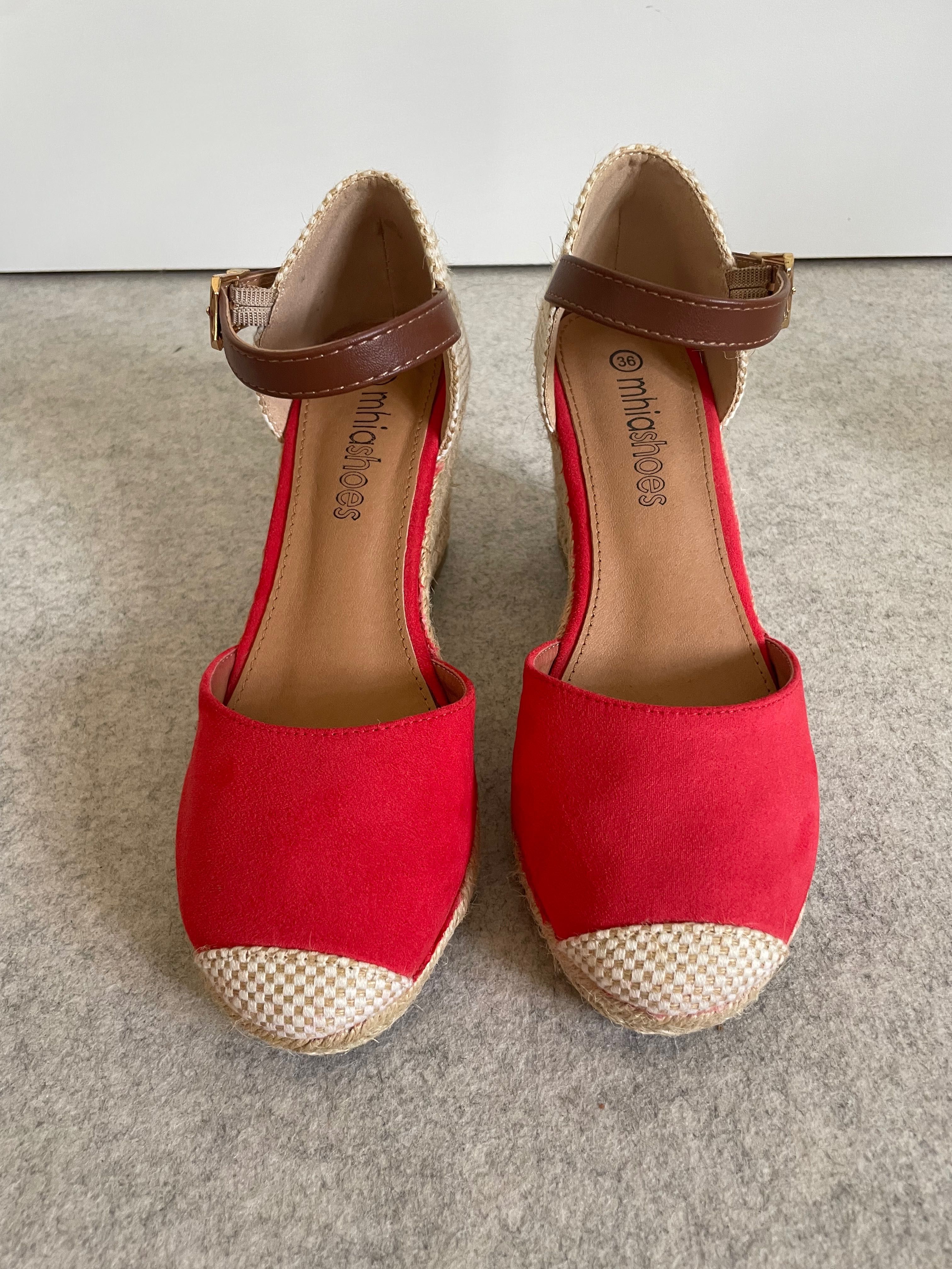 Sapatos de cunha vermelhos