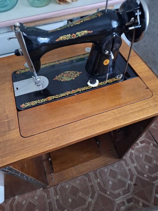 Продам швейну машинку