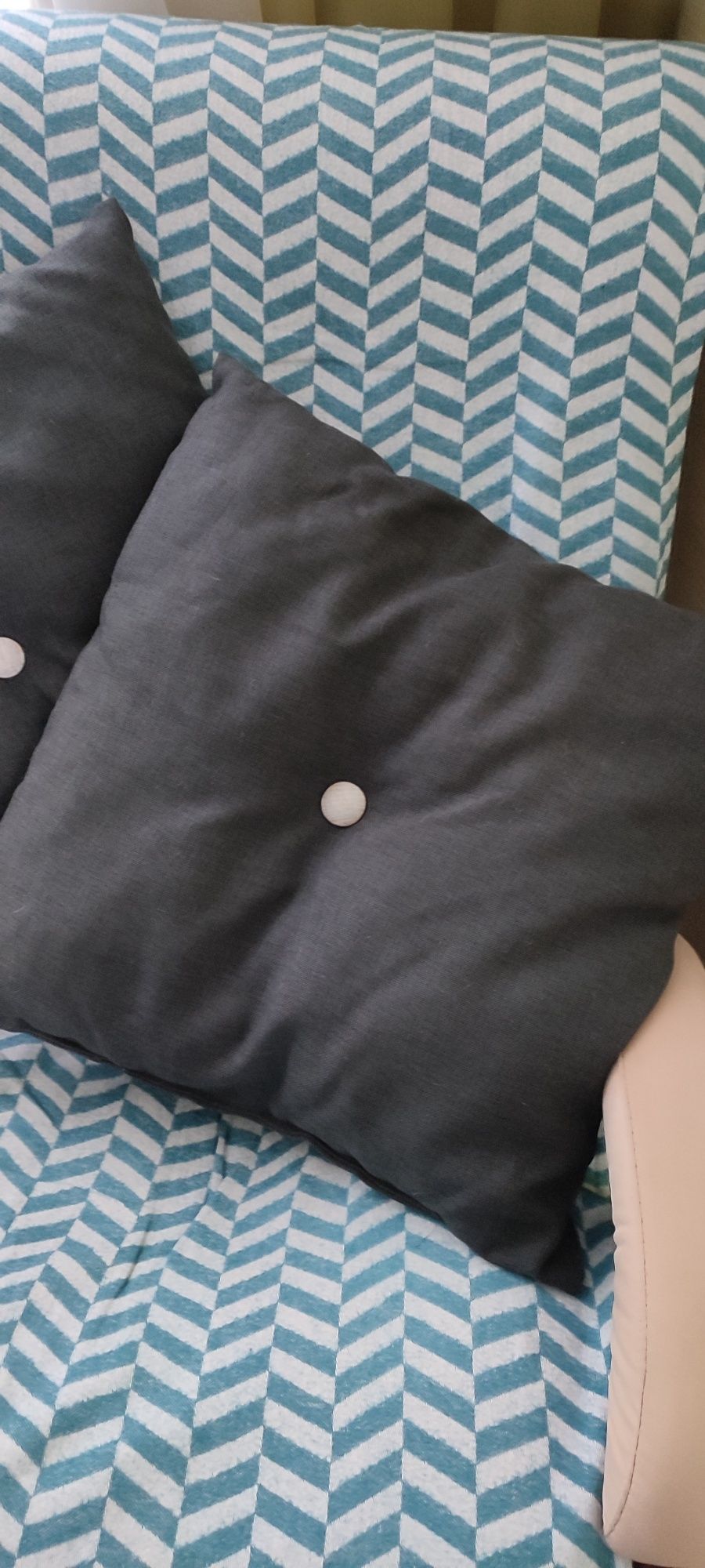Дві декоративні подушки на диван або кровать