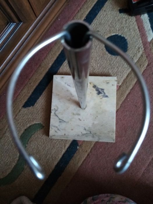 Marmurowa podstawka do kolekcjonerskiej lalki. wys. 48cm.