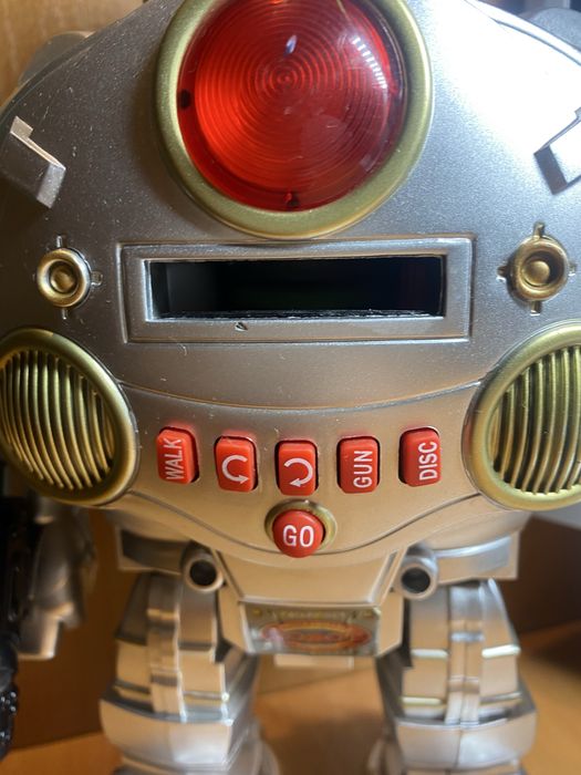 Робот на пульте управления Стреляет дисками