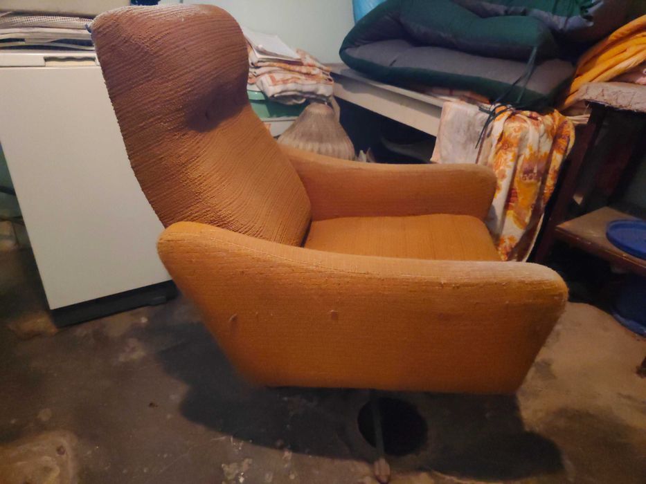 Fotel obrotowy z czasów PRL - baza do renowacji