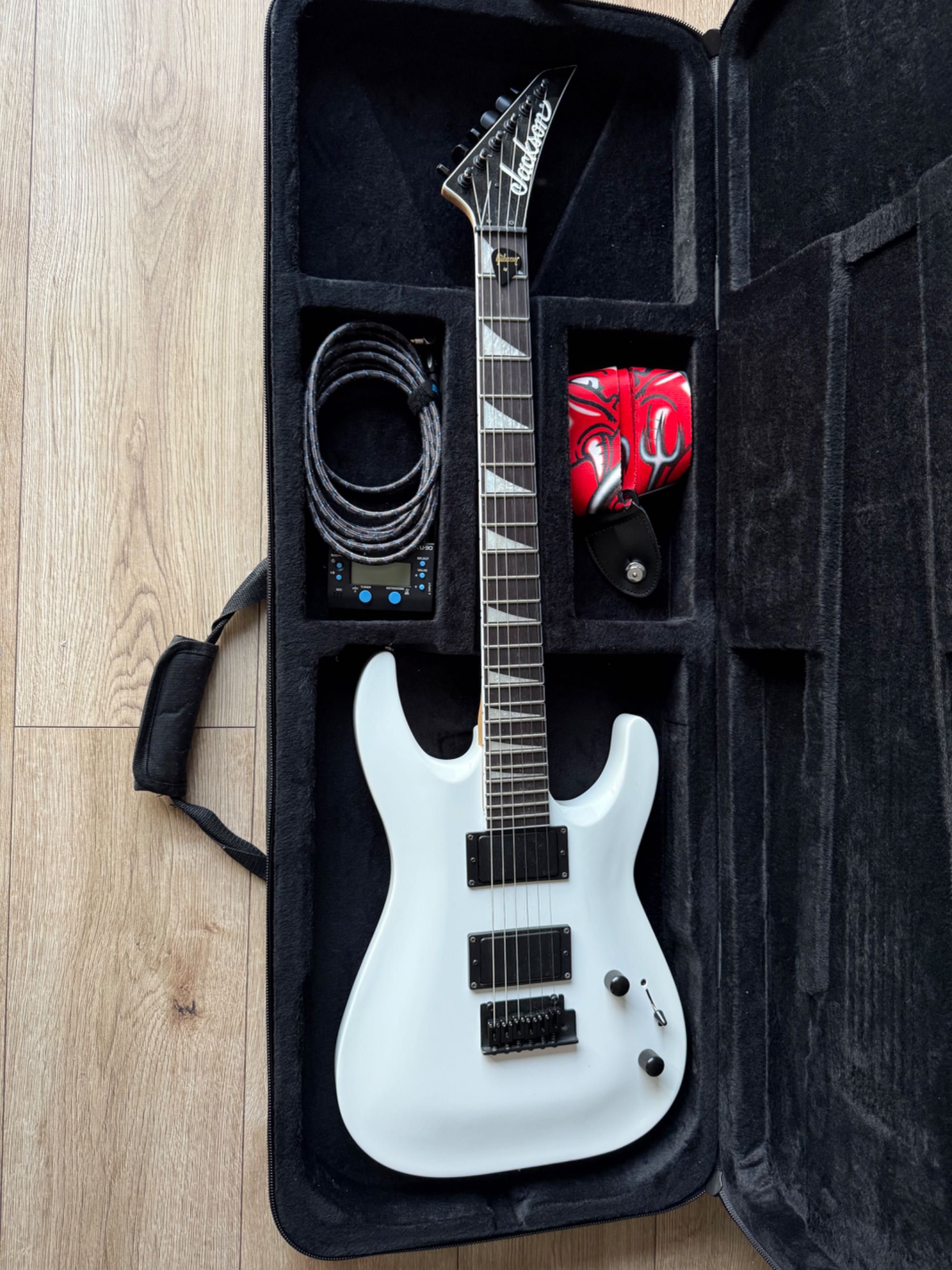 Jackson JS22 Dinky Biała z EMG 81/85 i twardym Case