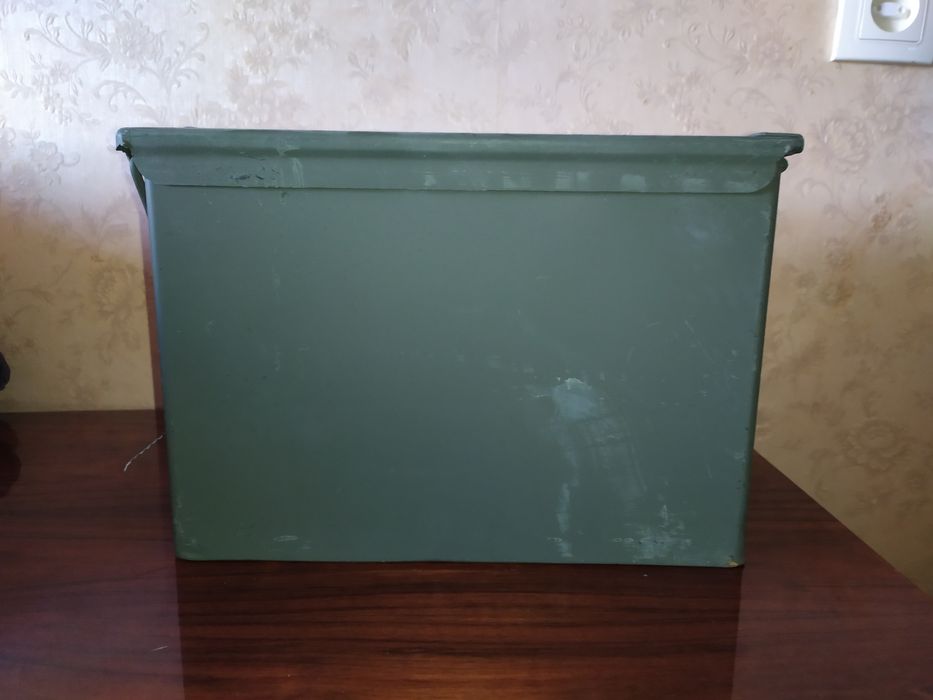 Металевий герметичний ящик середнього розміру