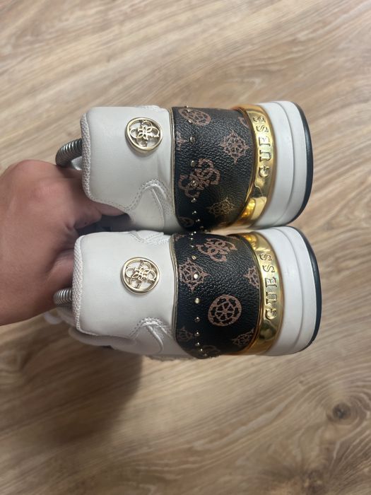 Жіночі оригінальні кроссівки Guess 39-40 розмір