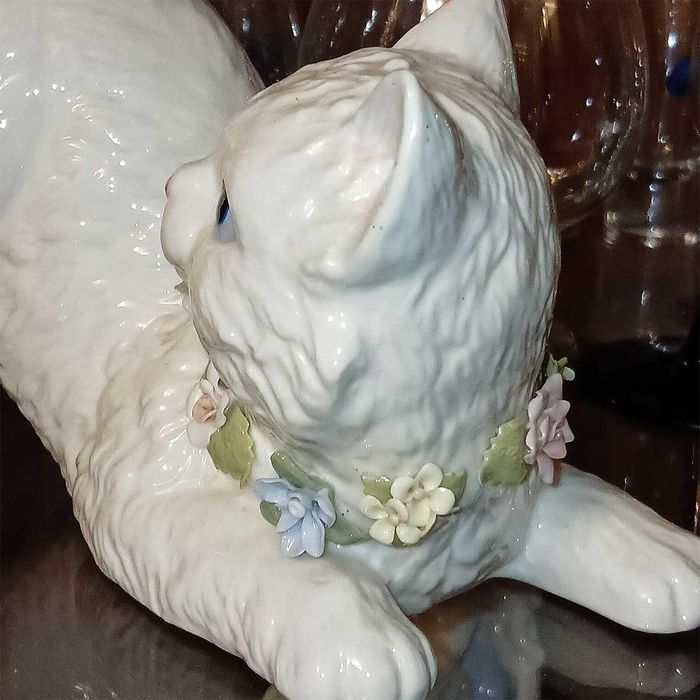 Фарфоровая фигурка "Потягивающийся кот". Высота 18 см.