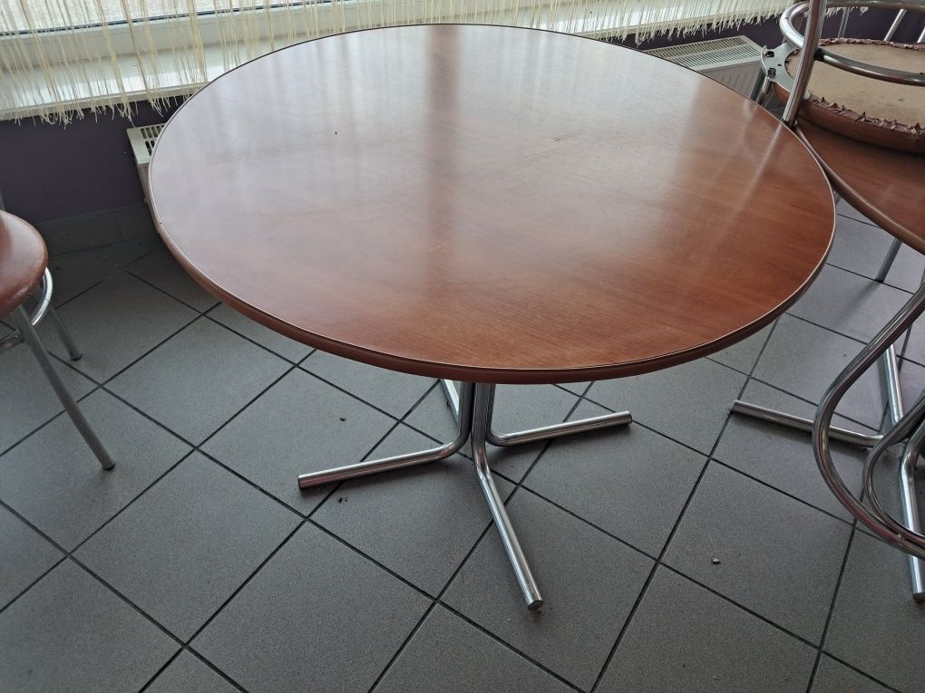 Stół okrągły o średnicy 95cm.